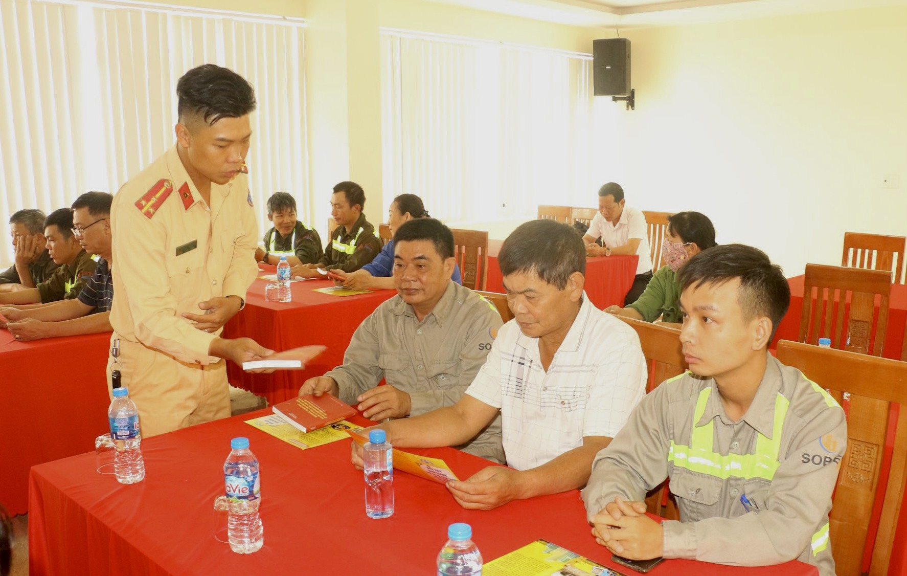 Đội CSGT số 3 – Phòng CSGT đường bộ, đường sắt – CATP tuyên truyền, phổ biến pháp luật cho lái xe, doanh nghiệp